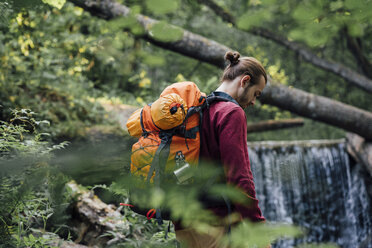 Junger Wanderer mit Rucksack im Wald - VPIF01175