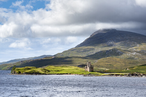 Vereinigtes Königreich, Schottland, Schottisches Hochland, Sutherland, Ardvreck Castle, Loch Assynt, Berg Spidean Coinich im Hintergrund, lizenzfreies Stockfoto