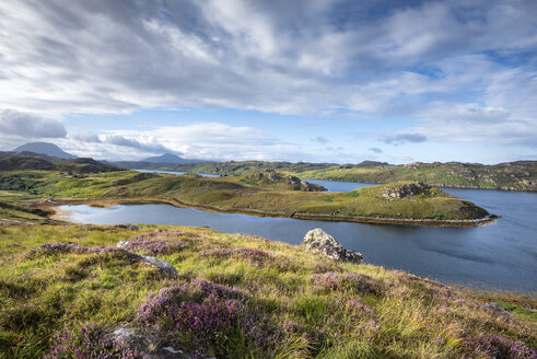 Vereinigtes Königreich, Schottland, Schottisches Hochland, Sutherland, Kinlochbervie, Loch Inchard und Sonnenlicht - ELF01956