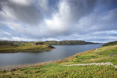 Vereinigtes Königreich, Schottland, Schottisches Hochland, Sutherland, Kinlochbervie, Loch Inchard und Sonnenlicht - ELF01957