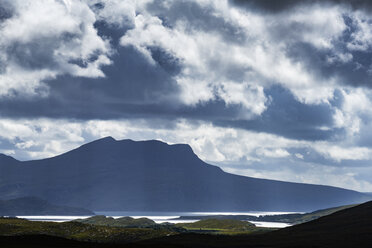 Vereinigtes Königreich, Schottland, Schottisches Hochland, Sutherland, Ullapool, Lichtstimmung und der Berg Cul Mor im Hintergrund - ELF01958