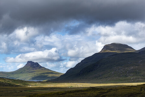 Vereinigtes Königreich, Schottland, Schottisches Hochland, Sutherland, Ullapool, Blick auf die Berge Stac Pollaidh und Cul Beag rechts, lizenzfreies Stockfoto
