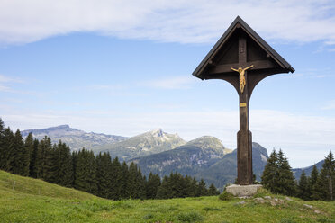 Deutschland, Bayern, Allgäu, Allgäuer Alpen, Söllereck, Wegkreuz mit Gottesacker und Hoher Ifen im Hintergrund - WIF03677