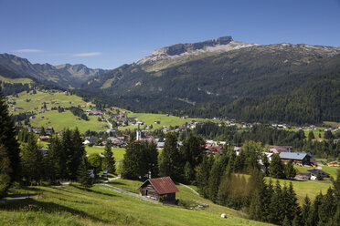 Österreich, Vorarlberg, Allgäuer Alpen, Kleines Walsertal, Riezlern, Hoher Ifen im Hintergrund - WIF03681