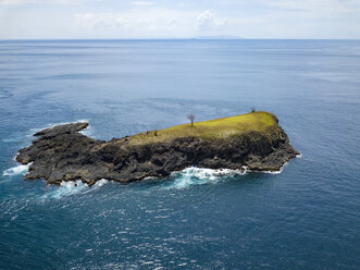 Indonesien, Bali, Karangasem, Luftaufnahme der Insel Pulau Paus - KNTF02384