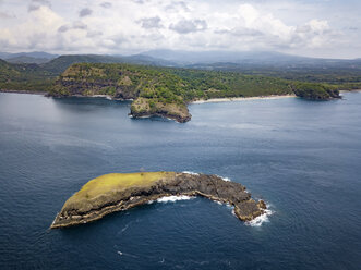 Indonesien, Bali, Karangasem, Luftaufnahme der Insel Pulau Paus mit dem Strand Virgin im Hintergrund - KNTF02386