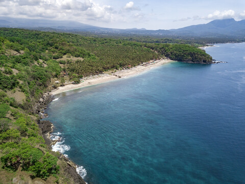 Indonesien, Bali, Karangasem, Luftaufnahme des unberührten Strandes, lizenzfreies Stockfoto