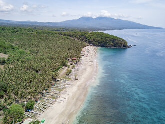 Indonesien, Bali, Karangasem, Luftaufnahme des unberührten Strandes - KNTF02390