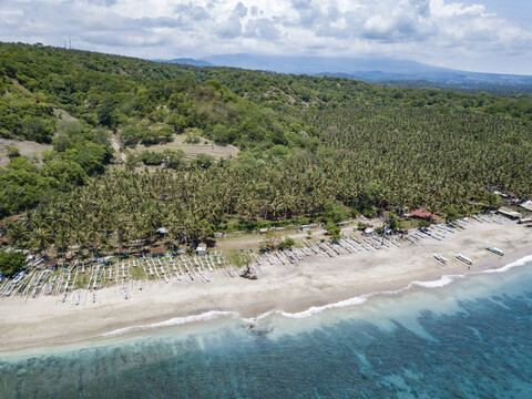 Indonesien, Bali, Karangasem, Luftaufnahme des unberührten Strandes, lizenzfreies Stockfoto