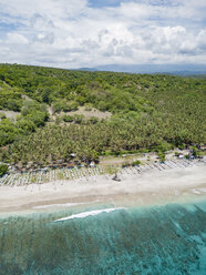 Indonesien, Bali, Karangasem, Luftaufnahme des unberührten Strandes - KNTF02394