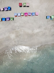 Indonesien, Bali, Karangasem, Luftaufnahme des unberührten Strandes - KNTF02399