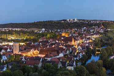 Deutschland, Baden-Württemberg, Besigheim, Altstadt und Enz am Abend - WDF04915