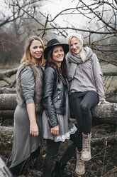 Gruppenbild von drei Freunden in herbstlicher Natur - HMEF00120