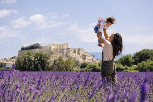 Frankreich, Grignan, Mutter und kleine Tochter vergnügen sich gemeinsam im Lavendelfeld - GEMF02591