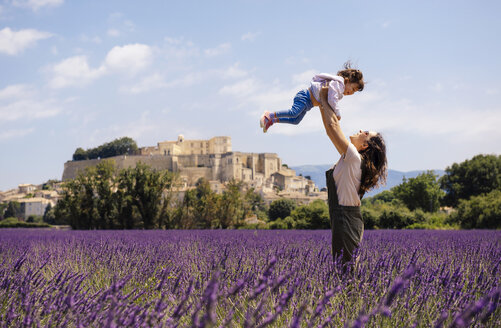 Frankreich, Grignan, Mutter und kleine Tochter vergnügen sich gemeinsam im Lavendelfeld - GEMF02593