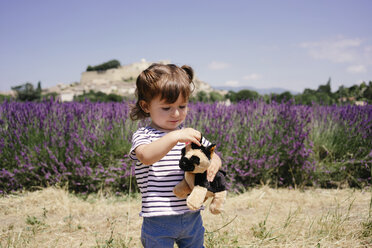 Frankreich, Grignan, Porträt eines kleinen Mädchens mit Stofftier im Freien - GEMF02609