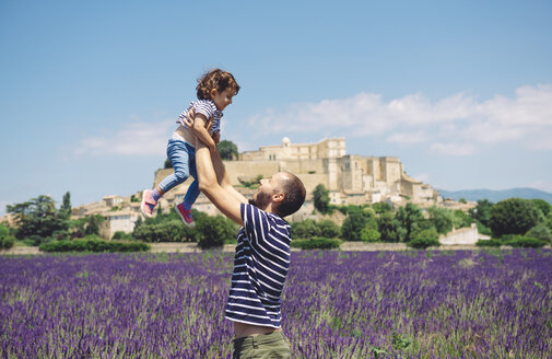 Frankreich, Grignan, Vater und Töchterchen vergnügen sich gemeinsam im Lavendelfeld - GEMF02614