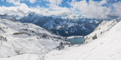 Deutschland, Bayern, Allgäu, Allgäuer Alpen, Blick vom Zeigersattel zum Seealpsee im Winter - WGF01282