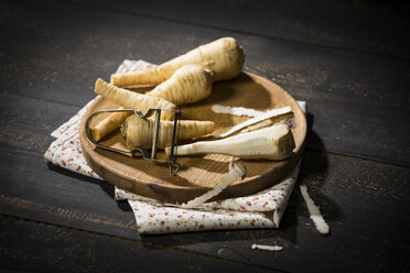 Peeled and unpeeled parsley roots - MAEF12754