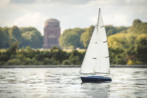 Deutschland, Hamburg, Modellboot auf Modellbootteich im Stadtpark - KEBF00982