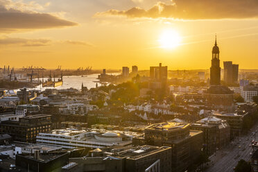 Deutschland, Hamburg, Hamburger Hafen und St. Michaelis Kirche bei Sonnenuntergang - KEBF00990