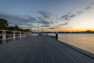 Deutschland, Hamburg, Seebrücke Rabenstraße bei Sonnenaufgang - KEBF00998