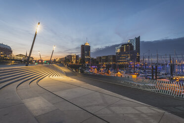 Deutschland, Hamburg, Hafencity mit Elbphilharmonie im Hintergrund - KEBF01000