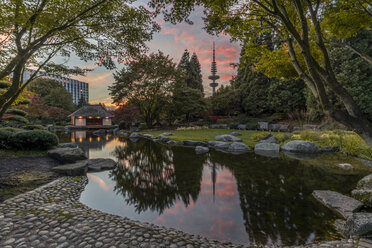 Deutschland, Hamburg, Japanischer Garten bei PLanten un Blomen - KEBF01008