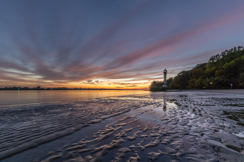 Germany, Hamburg, Rissen, Wittenbergen lighthouse at sunset - KEBF01014