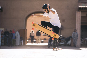 Mann auf dem Skateboard an einem sonnigen Tag - CAVF56759