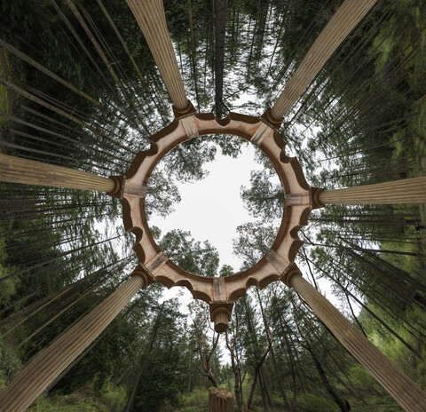 Niedriger Winkel Blick auf Pavillon von Bäumen gegen Himmel im Wald, lizenzfreies Stockfoto