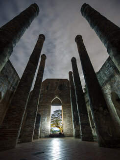 Niedriger Blickwinkel auf die architektonischen Säulen eines Tempels gegen den bewölkten Himmel in Ayutthaya - CAVF56950