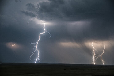 Majestätischer Tiefblick auf Gewitter und Blitze im Badlands National Park - CAVF56951