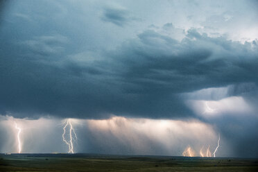 Niedriger Blickwinkel auf ein Gewitter und Blitze im Badlands National Park - CAVF56952