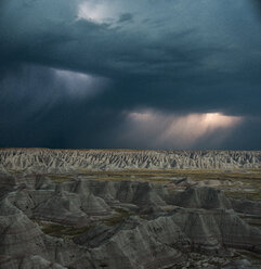 Majestätischer Blick aus hohem Winkel auf Felsformationen im Badlands-Nationalpark gegen stürmische Wolken - CAVF56955