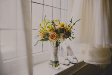 Blumenvase und Schuhe auf der Fensterbank neben dem Hochzeitskleid - CAVF56975