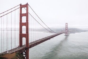 Golden Gate Bridge über der Bucht von San Francisco bei klarem Himmel - CAVF57067