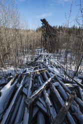 Niedriger Winkel Ansicht der verlassenen Holzbrücke gegen den Himmel im Winter - CAVF57089