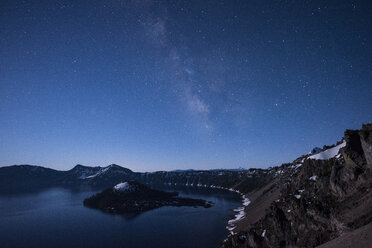 Blick auf den Crater Lake National Park gegen den nächtlichen Himmel - CAVF57097