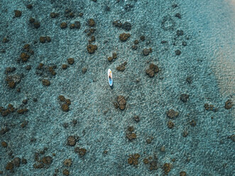 Luftaufnahme von Frau Paddleboarding auf dem Meer - CAVF57163