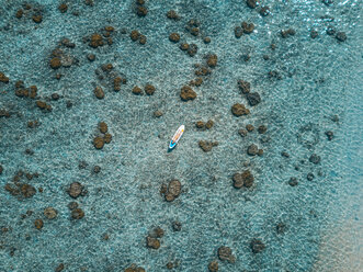 Luftaufnahme einer jungen Frau beim Paddeln auf dem Meer - CAVF57164