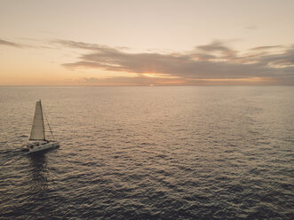 Hohe Winkel Ansicht des Bootes auf dem Meer gegen den Himmel während des Sonnenuntergangs - CAVF57167