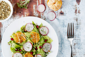 Nahaufnahme von Salat auf einem Teller auf dem Tisch - CAVF57219