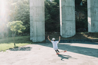 Hohe Winkel Ansicht des Mannes Skateboarding im Park während des sonnigen Tages - CAVF57230