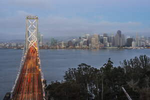 Blick von oben auf die sich bewegenden Lichtspuren auf der Oakland Bay Bridge über die Schatzinsel in der Stadt - CAVF57251