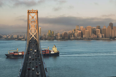 Hohe Winkel Ansicht der Autos bewegen sich auf Oakland Bay Brücke über Schatzinsel in der Stadt - CAVF57252