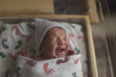 Hoher Winkel Blick auf neugeborenes Baby Junge weint in Krippe im Krankenhaus - CAVF57273