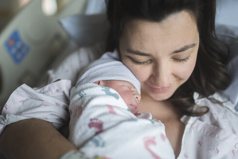 Hohe Winkel Ansicht der Mutter mit neugeborenen Sohn entspannt auf Bett im Krankenhaus - CAVF57274