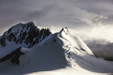 Aussicht auf schneebedeckte Berge vor bewölktem Himmel - CAVF57290