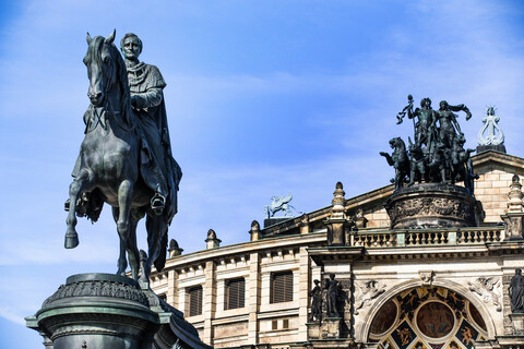 Deutschland, Dresden, Semperoper, Sächsische Staatsoper am Theaterplatz mit Johann-von-Sachsen-Denkmal, lizenzfreies Stockfoto